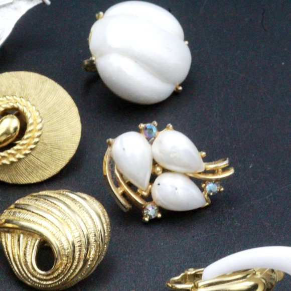 Crown Trifari Signed Designer High End Faux Pearl Enamel Silver Gold Plate Clip - Picture 9 of 11